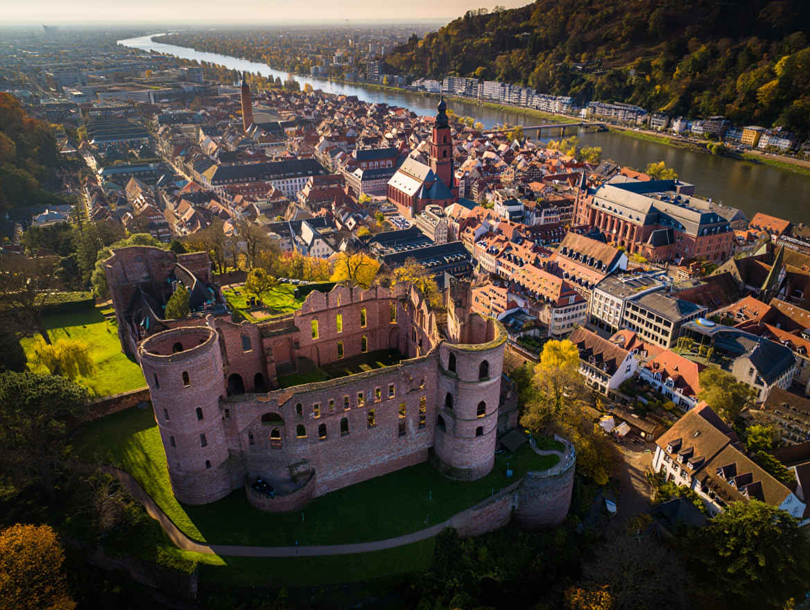 Blick auf die historische Altstadt von Heidelberg mit dem Schloss im Hintergrund