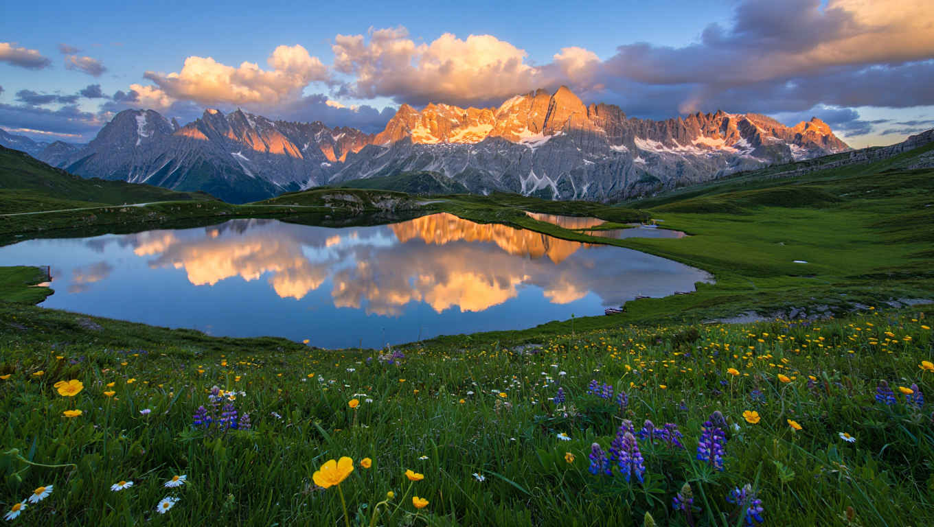 Panoramablick auf die Bayerischen Alpen mit Bergspiegelsee